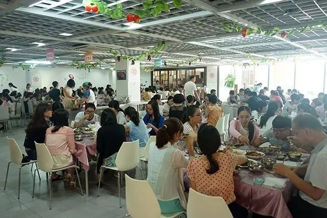 围桌餐